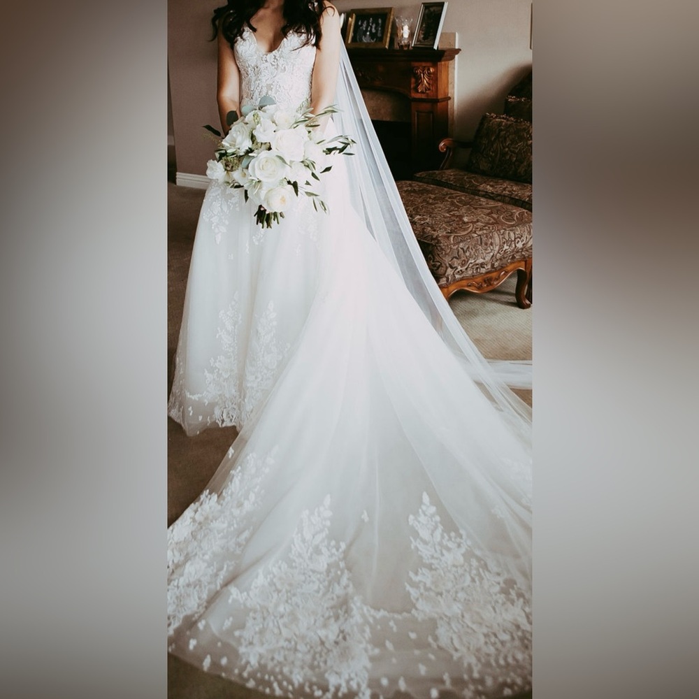 Rita Vinieris Avery beautiful wedding dress